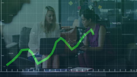 animación del procesamiento de datos estadísticos sobre dos mujeres diversas discutiendo sobre una computadora portátil en la oficina