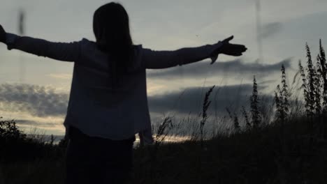 Woman-stretching-and-relaxing-in-sunset