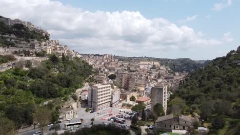 Impresionante-Vista-De-Drones-Sobre-La-Ciudad-De-Modica-En-La-Isla-Italiana-De-Sicilia,-Buen-Clima