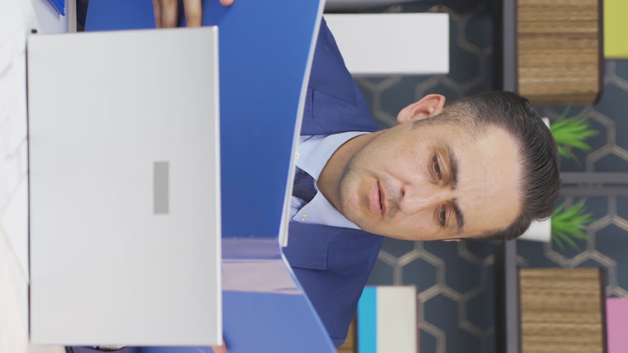 el video vertical de un empresario enfurecido cierra los archivos de papeleo.