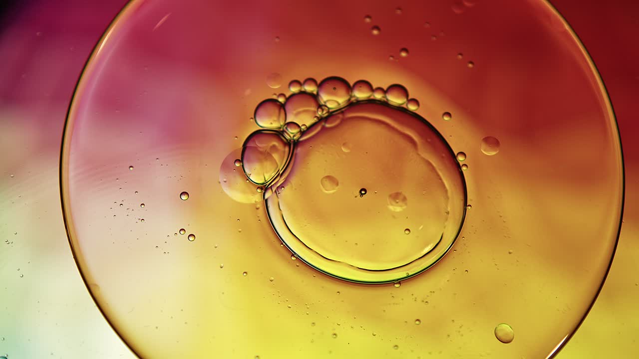 추상적인 다채로운 음식 기름 방울 거품과 구가 흐르고