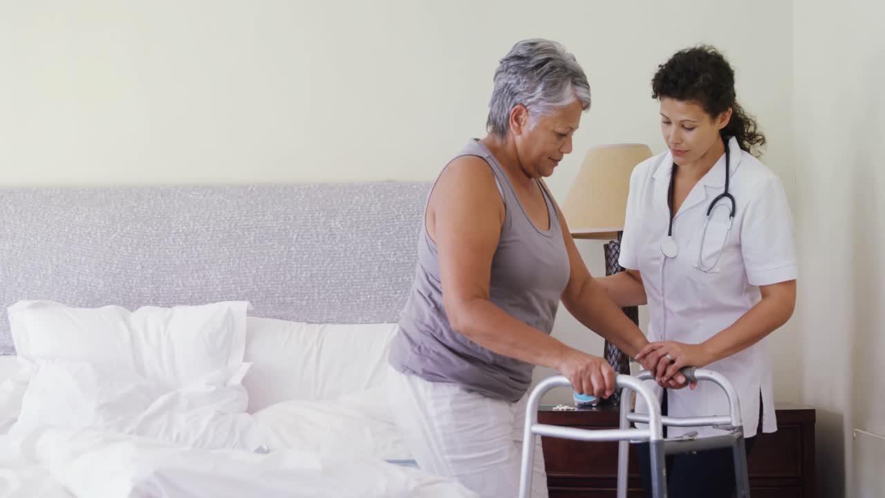 doctora ayudando a una mujer mayor a caminar con un caminador 4k