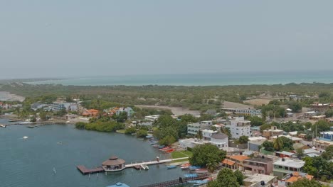 drone volando a lo largo de la bahía de las calderas, bani en república dominicana