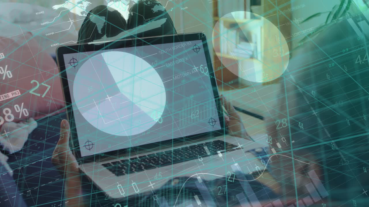 animación del procesamiento de datos financieros sobre una mujer de negocios biracial que usa una computadora portátil en la oficina