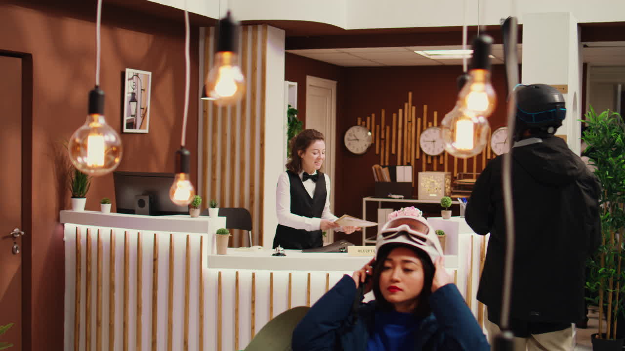 viajero preguntando a la mujer por la dirección