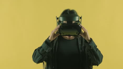 joven mira a su alrededor y se pregunta cómo increíble en el mundo de la realidad virtual. casco de realidad virtual en el fondo amarillo. retrato