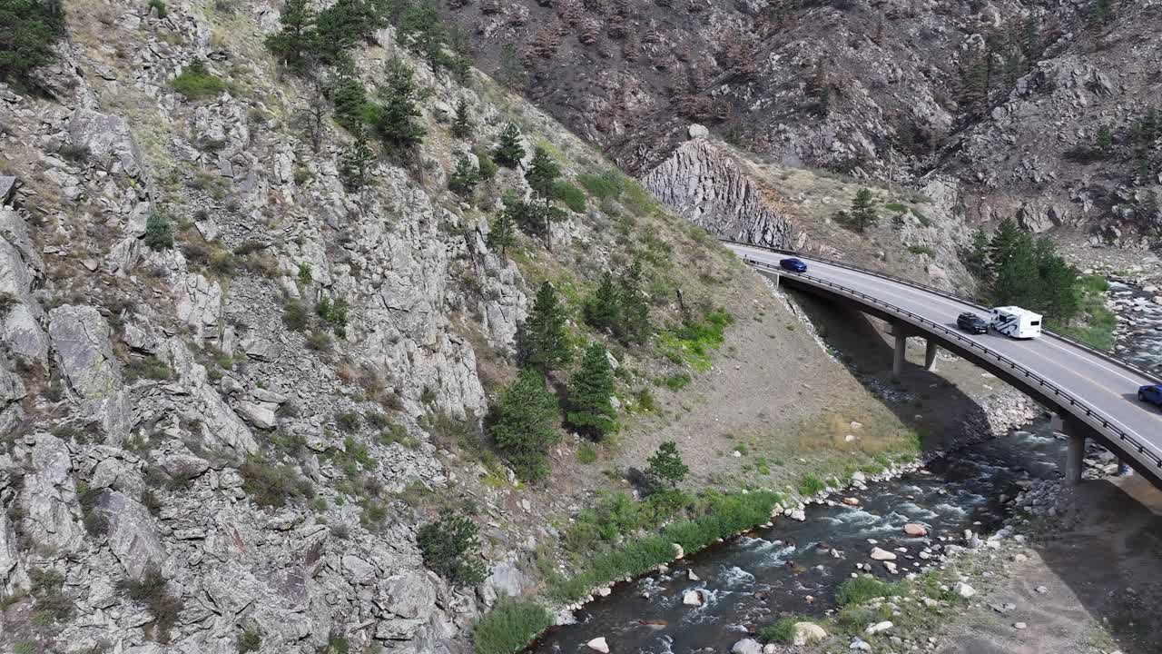 다리와 자동차가 있는 큰 슨 강