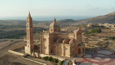 Basílica-De-La-Santísima-Virgen-De-Ta-Pinu-En-La-Isla-De-Gozo,-Malta,-Perspectiva-Aérea