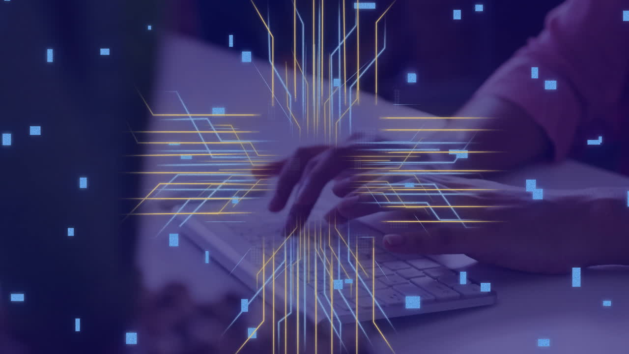 animación de una placa de circuitos con procesamiento de datos sobre una mujer caucásica usando una computadora portátil