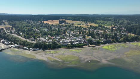 Amplia-Vista-Aérea-De-Una-Ciudad-En-La-Isla-Whidbey-Durante-La-Marea-Baja