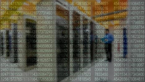 codificación con el hombre que trabaja en la sala de servidores