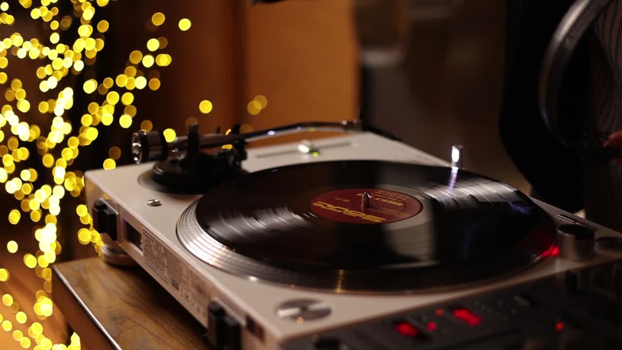 축제 배경으로 dj 회전 테이블