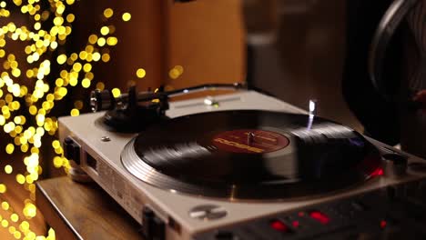 tocadiscos de dj con fondo festivo