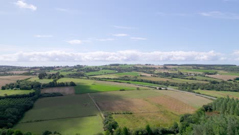 Vista-Aérea-Estática-De-La-Campiña-De-Bretaña-En-Francia.