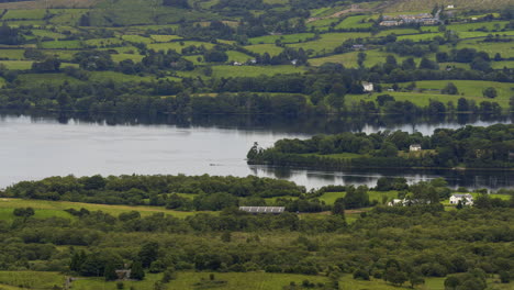 Zeitraffer-Der-Ländlichen-Landwirtschaftlichen-Naturlandschaft-Während-Des-Tages-In-Irland