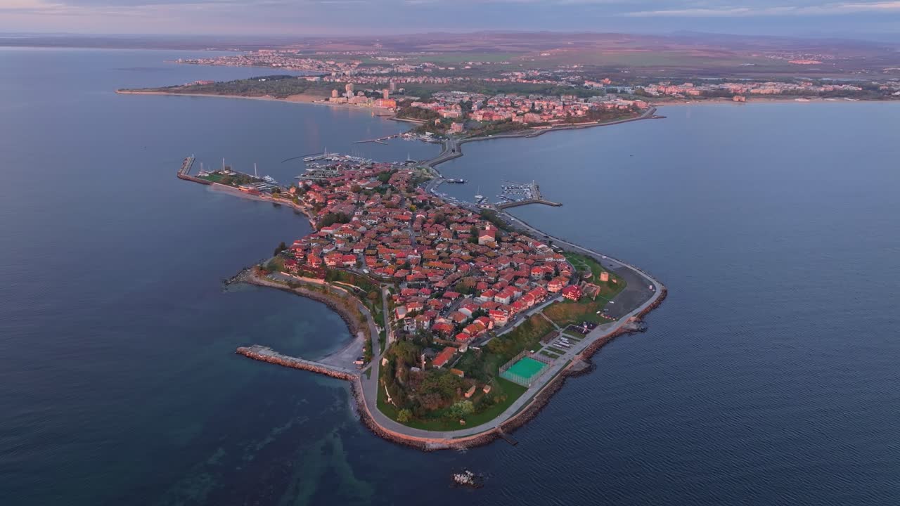 Sakin suların yanı başındaki eski Nesebar şehrine vuran altın ışık, Bulgaristan