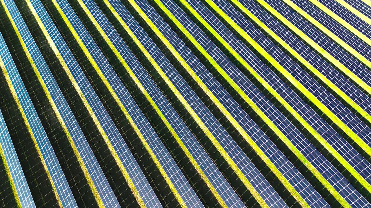 vuelo aéreo sobre la granja solar en verano, 4k