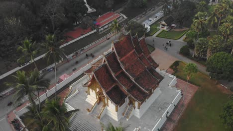 Famous-Wat-Xiengthong-temple-at-Luang-prabang-during-sunrise,-aerial