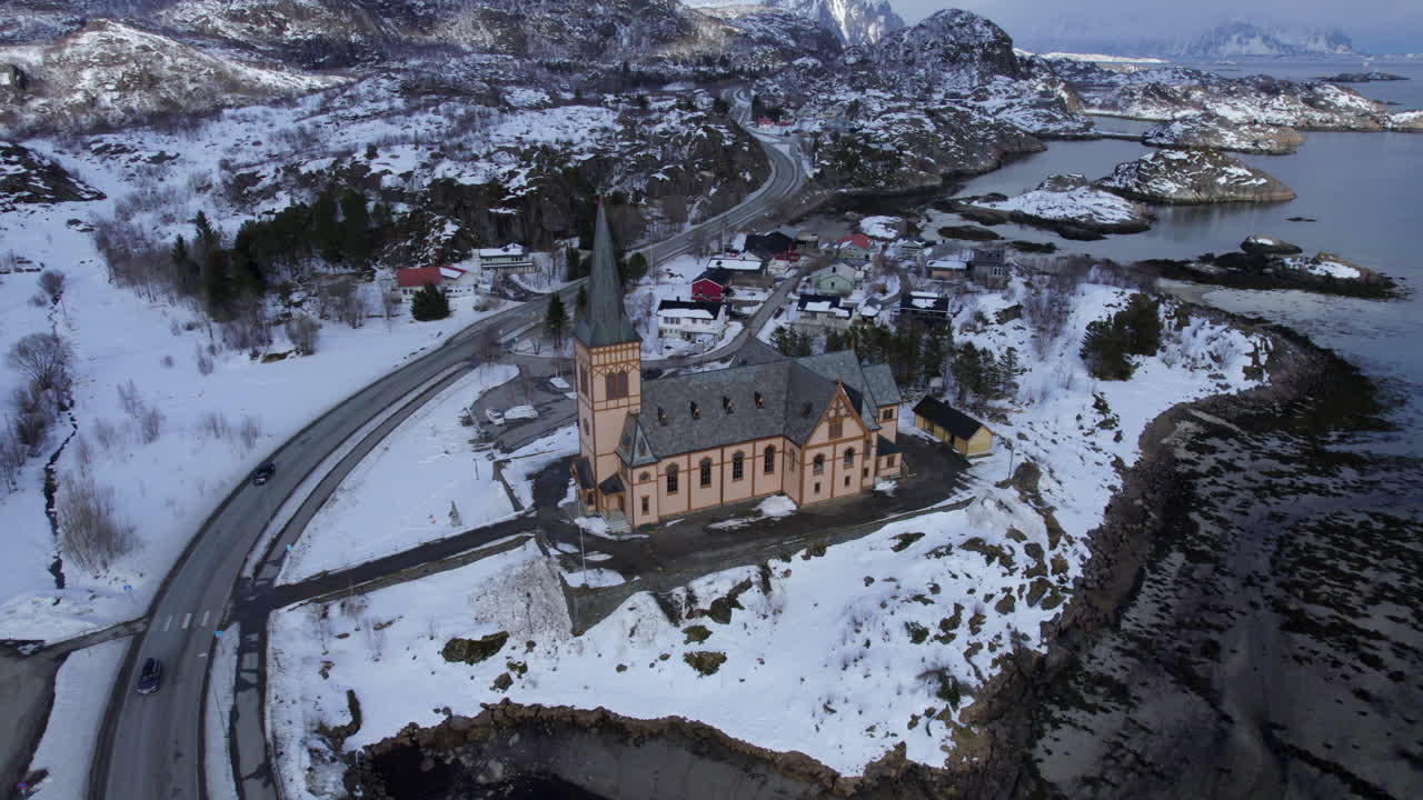 겨울에 카벨바그 교회의 웅장한 공중 궤도, 배경에 눈 덮인 산, 로포텐 대성당