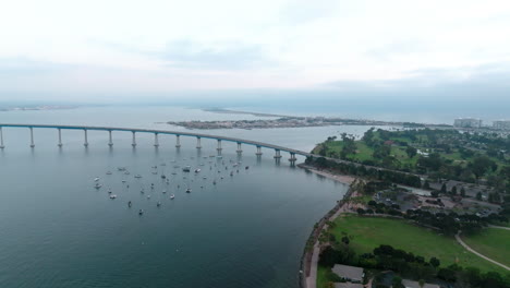 frente al mar aéreo del puente coronado y la isla