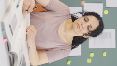 video vertical de una estudiante transgénero.