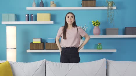 una adolescente asiática que es tímida y tímida.