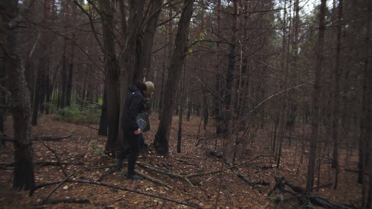 Mand med gasmaske går i skoven - Udforsker Tjernobyls eksklusionszone - slowmotion