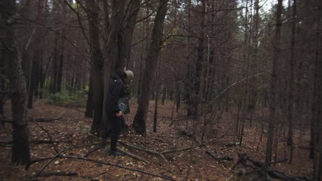 hombre con máscara de gas caminando en el bosque - explorando la zona de exclusión de chernobyl - cámara lenta