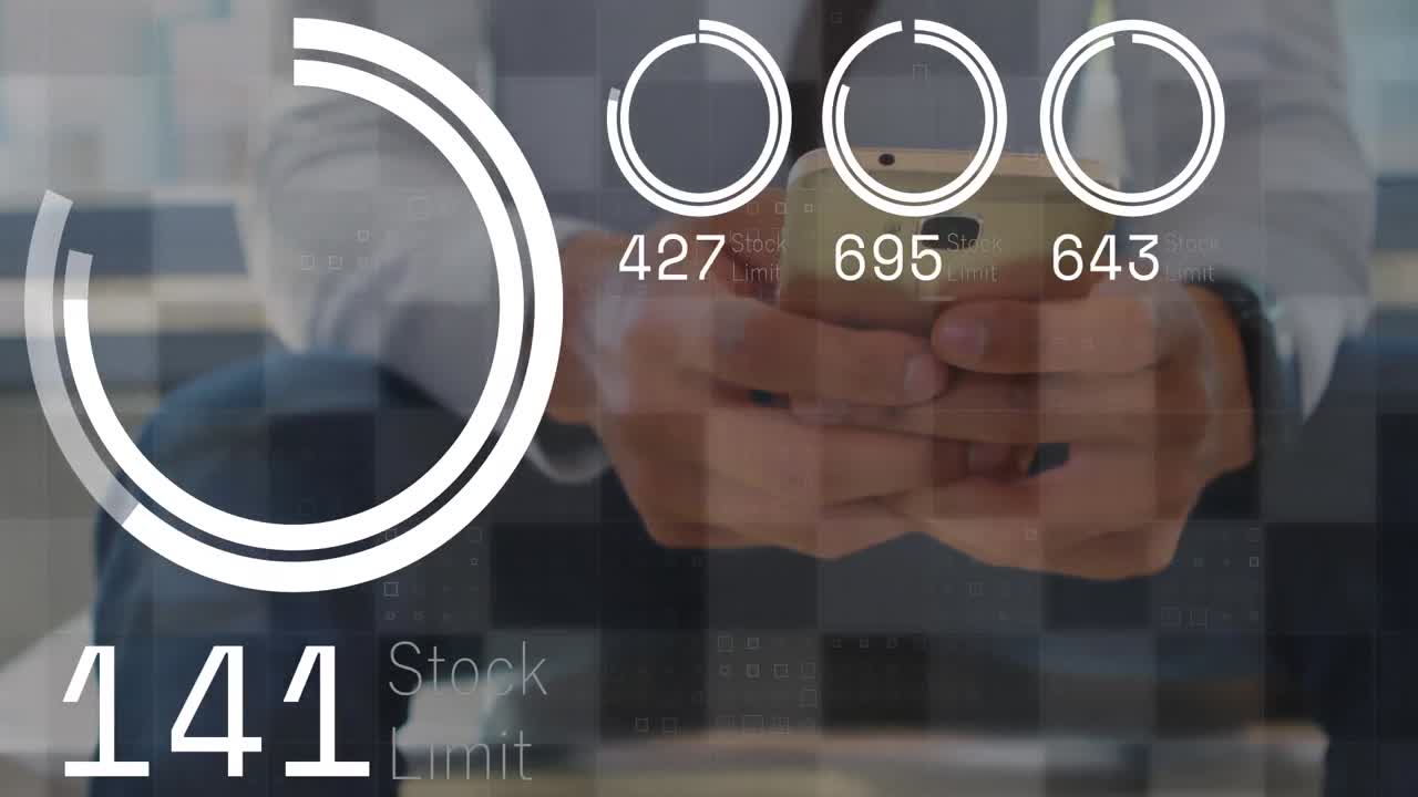 animación de la interfaz con procesamiento de datos sobre la sección media del empresario que utiliza un teléfono inteligente.