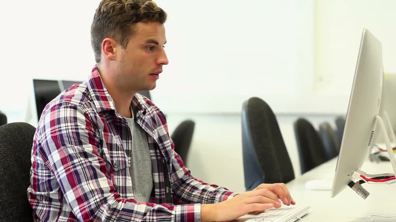 estudiante trabajando en la sala de computadoras