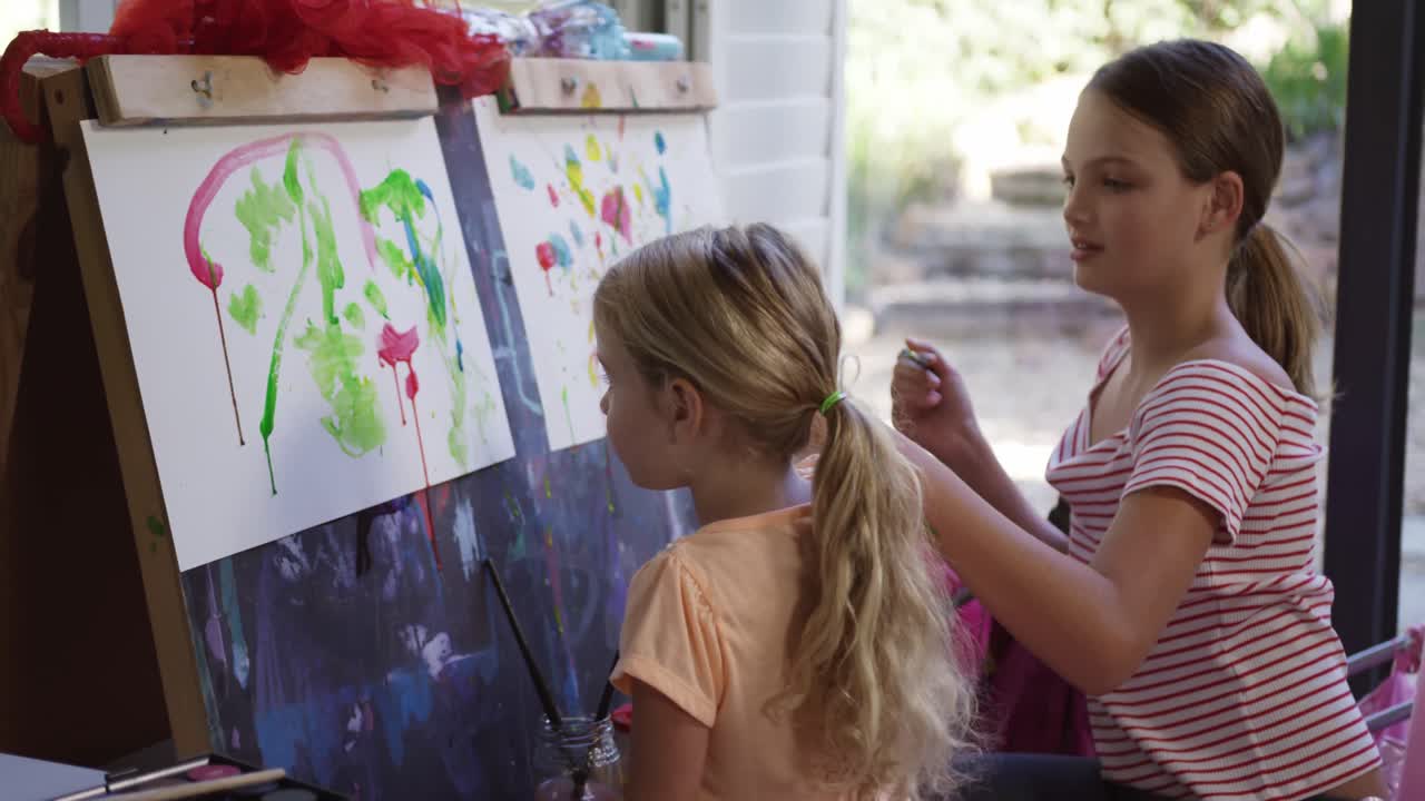 madre e hijas pintando juntas