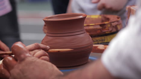 Töpfer-Bringt-Dem-Kind-Sein-Handwerk-Bei-7