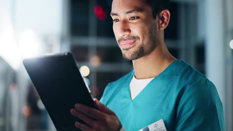 Médico,-Hombre-Y-Tableta-De-Desplazamiento-En-El-Hospital-Por-La-Noche