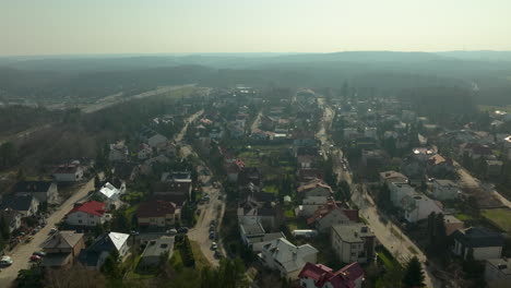 casas de la aldea en una mañana de niebla en chwarzno, gdynia, polonia