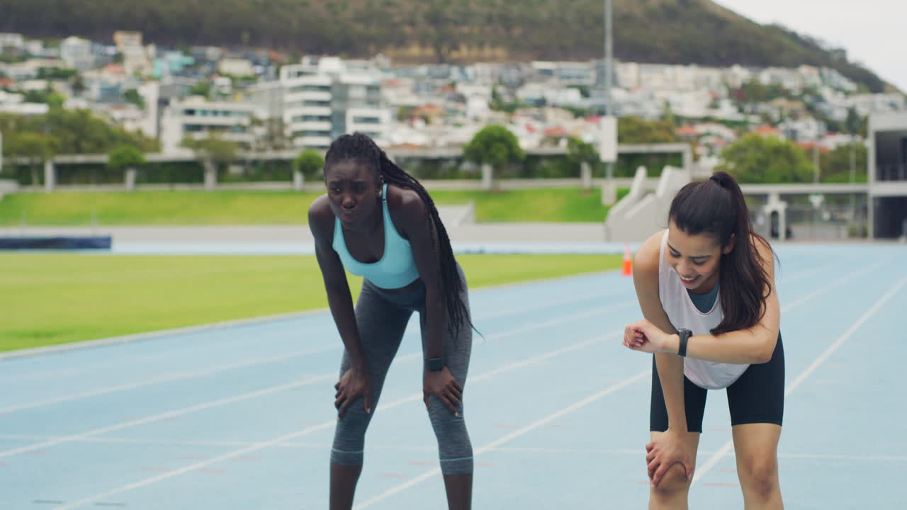 dos mujeres descansando después de una carrera