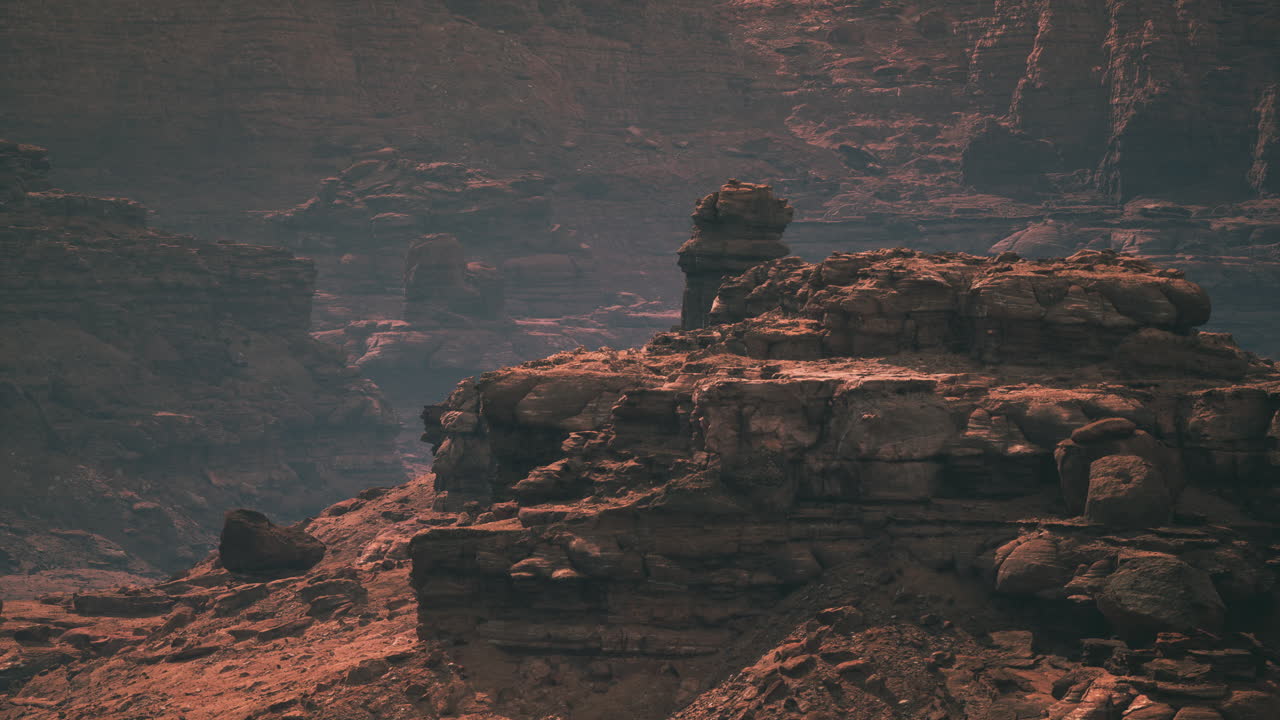 impresionantes formaciones rocosas bajo la suave luz del sol en un paisaje desértico