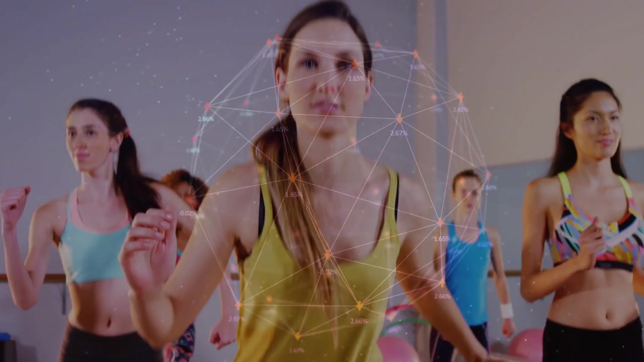 Lezione di fitness con istruttore che esegue sollevamenti a specchio sullo step per allenamento cardio, con overlay animato e zoom.