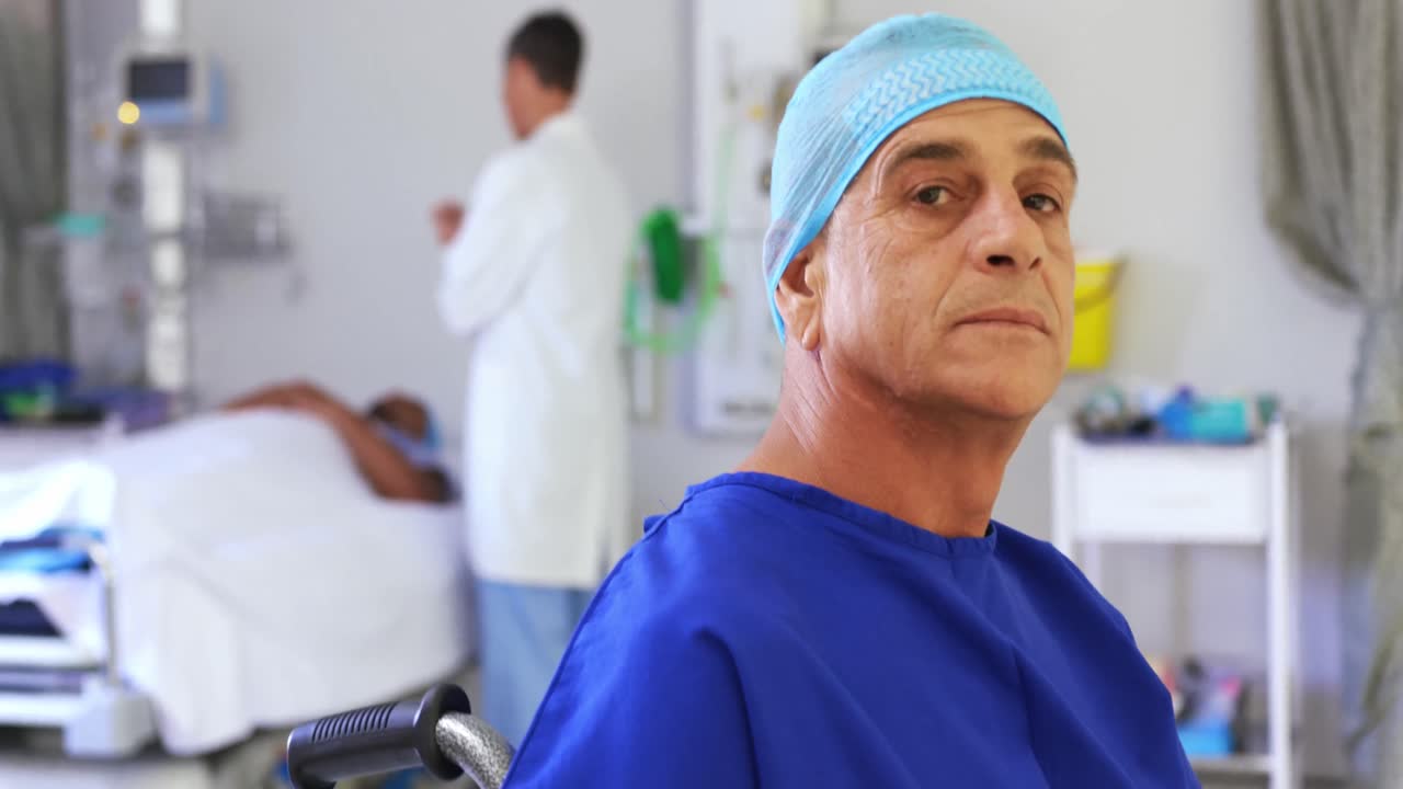 paciente de sexo masculino sentado en silla de ruedas en la sala 4k