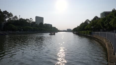 the nhieu loc thi nghe canal  - wide shot