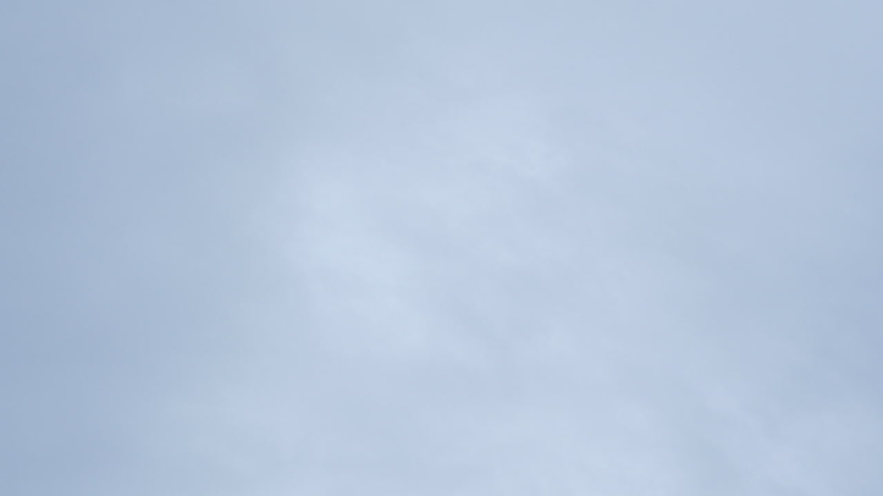 avión jumbo que llega a tierra en un clima tormentoso y gris filmado en alta resolución de 4k