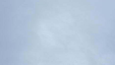 avión jumbo que llega a tierra en un clima tormentoso y gris filmado en alta resolución de 4k