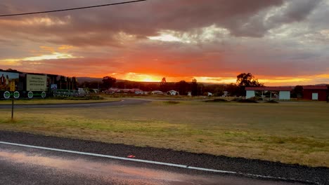 4k-Uhd-Timelapse-Del-Amanecer-Del-Cielo-Naranja,-Nubes-Bajas-Oscuras-En-Wallangarra,-Ciudad-Fronteriza-Qld-nsw,-Queensland-Australia,-Línea-De-Tren-De-Cercanías-De-Antaño,-Vida-En-El-Campo