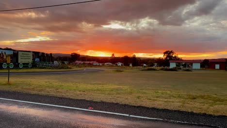 4k uhd timelapse del amanecer del cielo naranja, nubes bajas oscuras en wallangarra, ciudad fronteriza qld-nsw, queensland australia, línea de tren de cercanías de antaño, vida en el campo