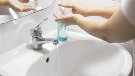 conceito de limpeza de saúde e prevenção de coronavírus ou prevenção de pandemia de covid-19 lave as mãos com sabão e água morna esfregando os dedos lavando com frequência ou usando gel desinfetante para as mãos