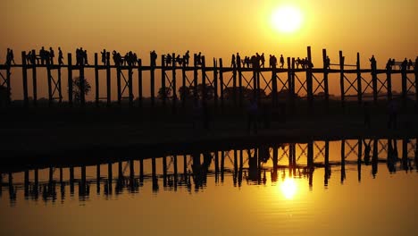 el famoso puente de teca u-bein al atardecer, mandalay