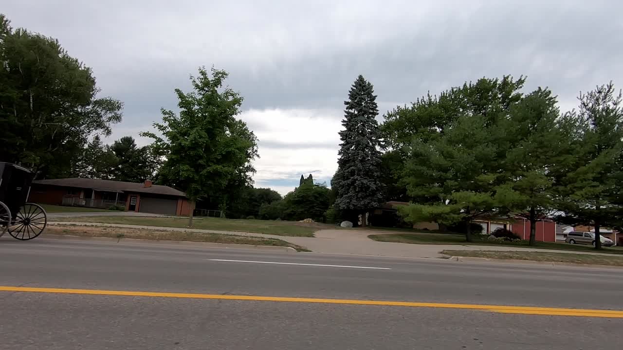 남부 미시간 마을의 아미시 공동체 - 거리를 여행하는 전차 말 - 슬로우 모션