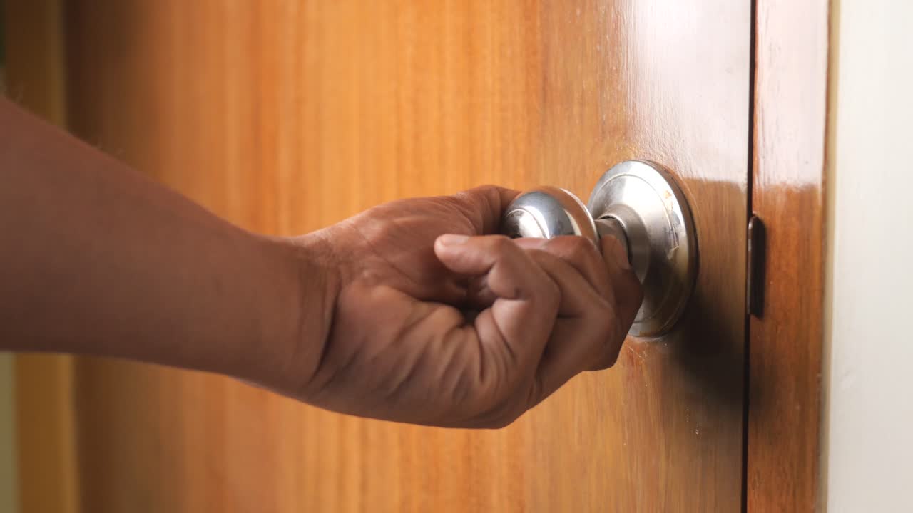 una mano abre una puerta con una llave