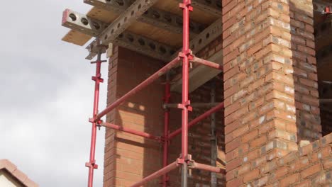 tiro inclinado del sitio de construcción de una casa nueva que muestra andamios en el segundo piso
