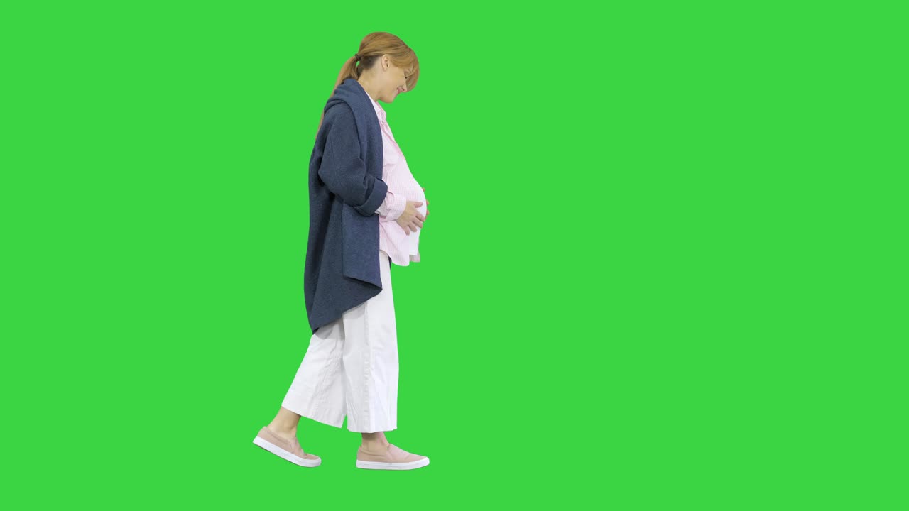 초록색 화면에서 깨어나는 아름다운 미소 짓는 임신한 여인, 크로마 키