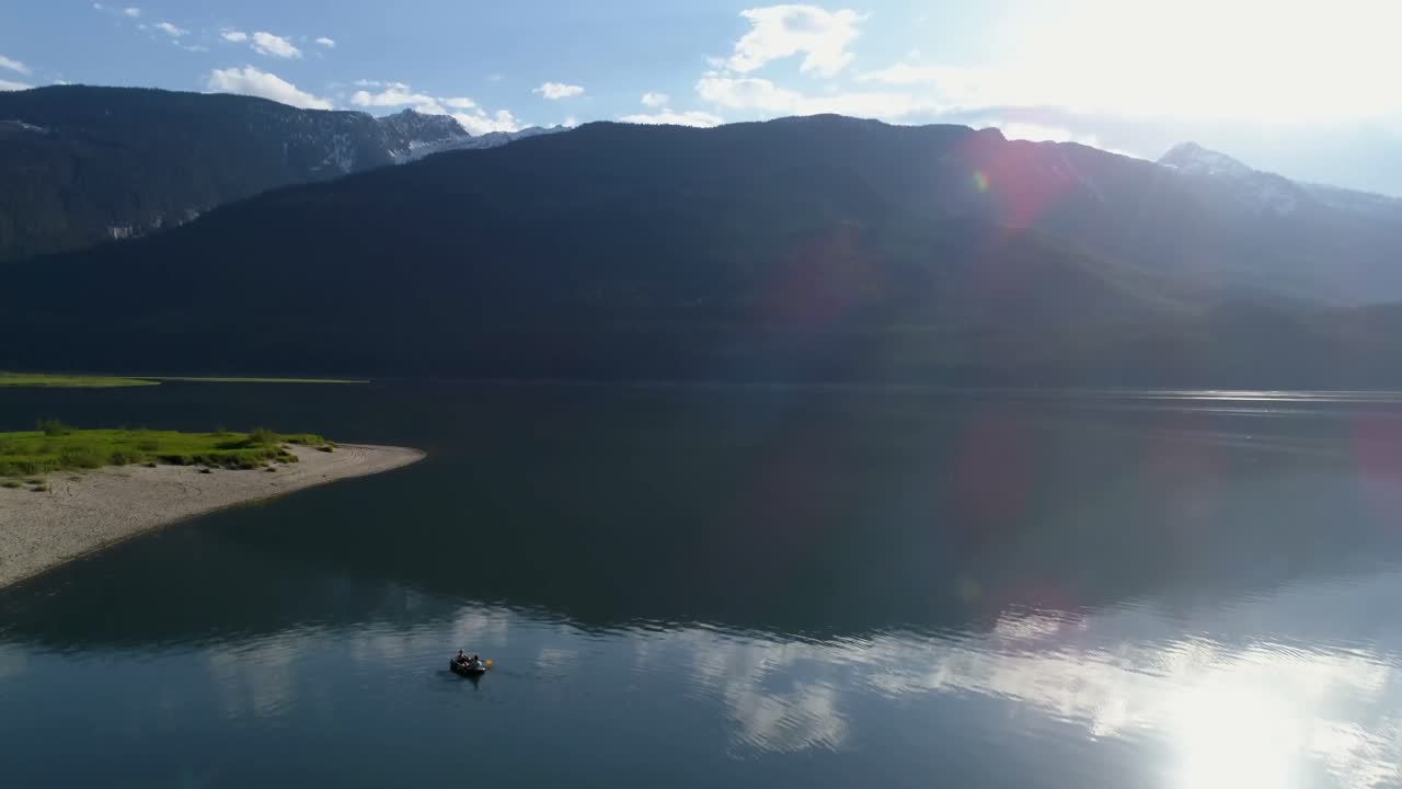 배 를 타고 항해 하는 커플 4k